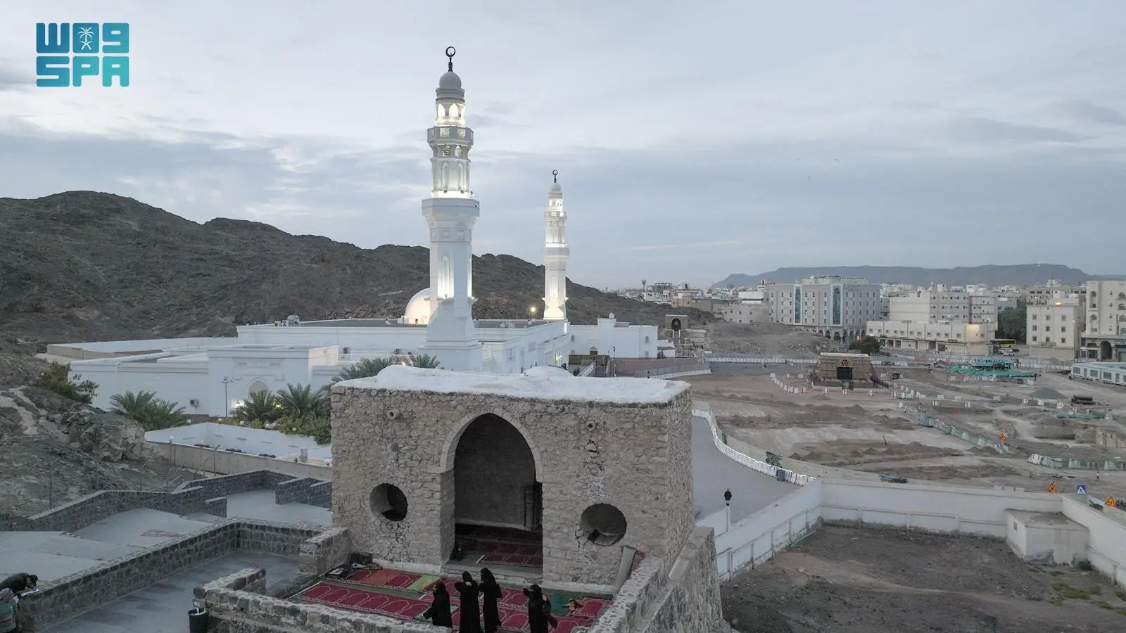 مسجد الفتح في المدينة المنورة: معلم تاريخي يجذب الزوار من جميع أنحاء العالم