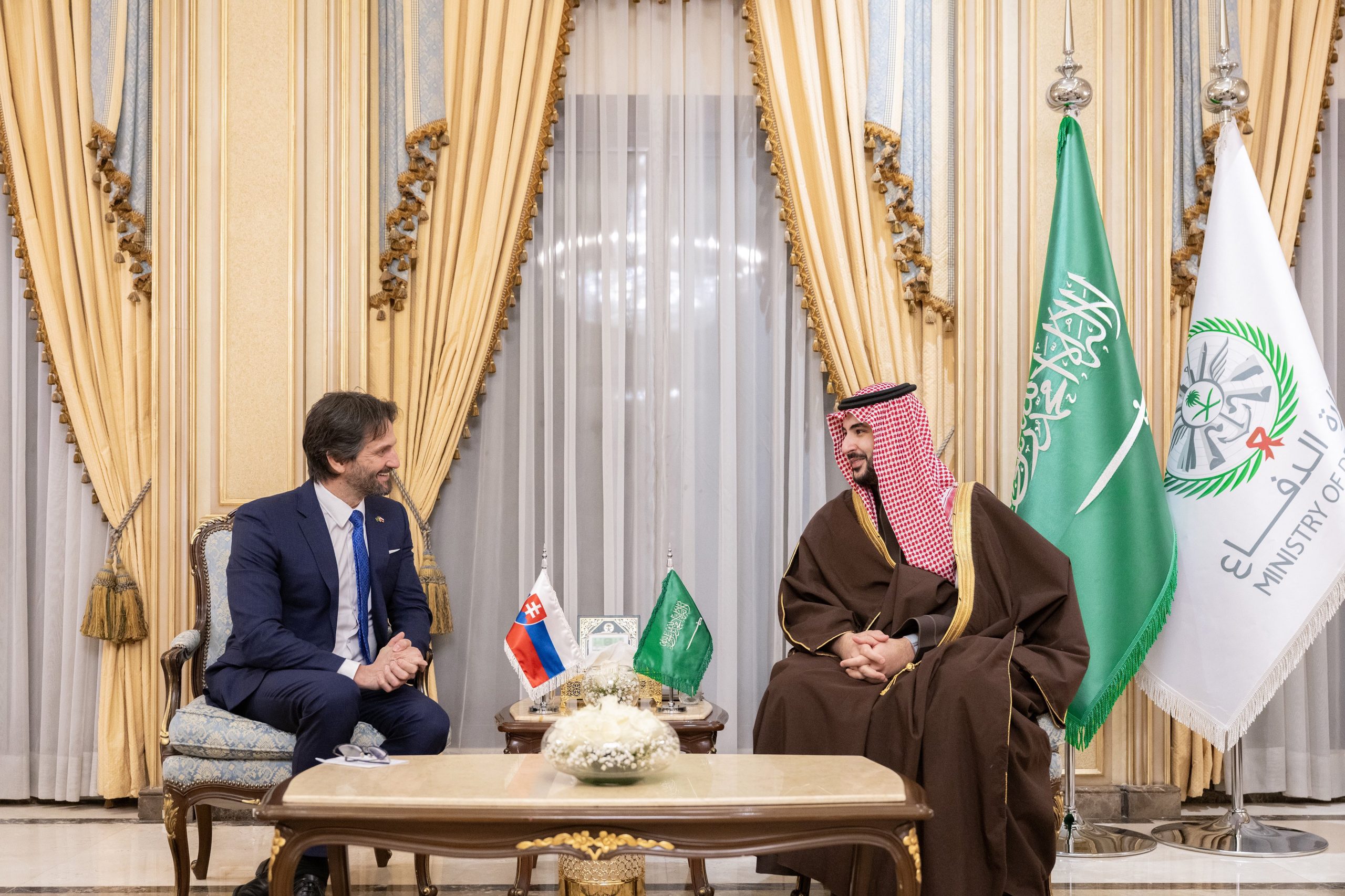 خالد بن سلمان يبحث العلاقات الثنائية مع نظيره السل…